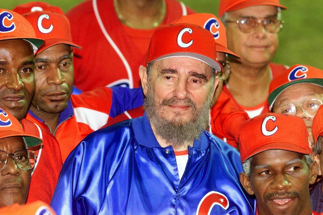 Aquí vemos a Fidel en compañía de la selección nacional de béisbolen 1999, el combinado de la isla lució en los Juegos Olímpicos de 1992, cuando derrotaton a EEUU en la final.