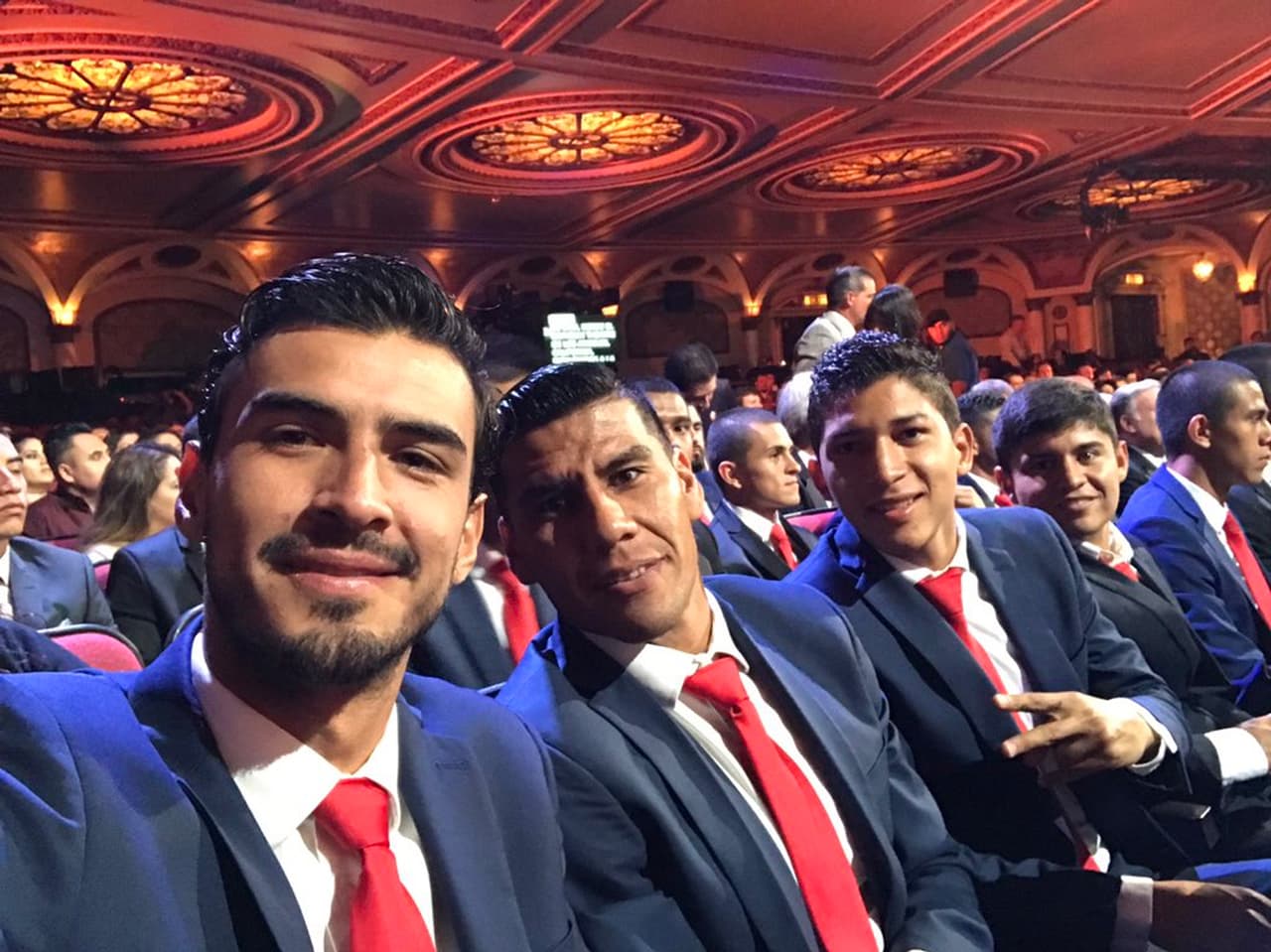 Oswaldo Alanís y sus amigos. Sí se parece a Mats Hummels.