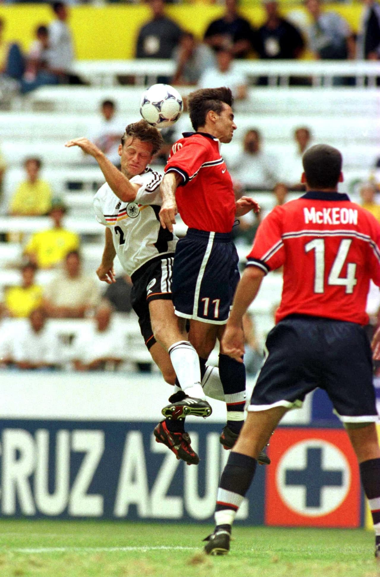 Defensores centrales como Christian Wörns, del París Saint-Germain, simbolizaban un estilo de juego alemán ya muy anticuado, muy aéreo, de mucho músculo. No era muy moderno.