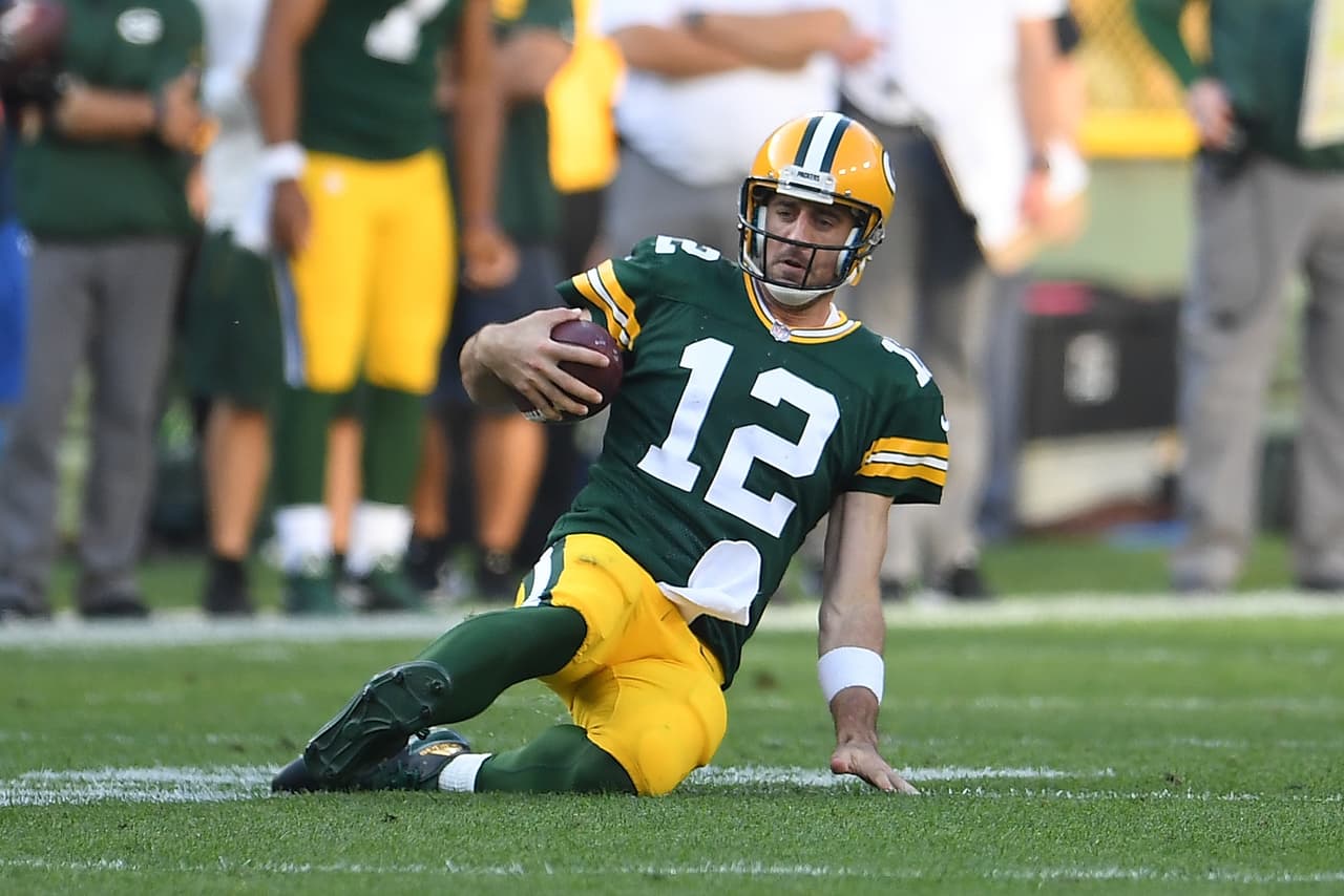 Cerramos la lista con Aaron Rodgers. El mariscal de campo de los Empacadores de Green Bay completó 28 de 42 intentos para 313 yardas y 3 pases a las diagonales.