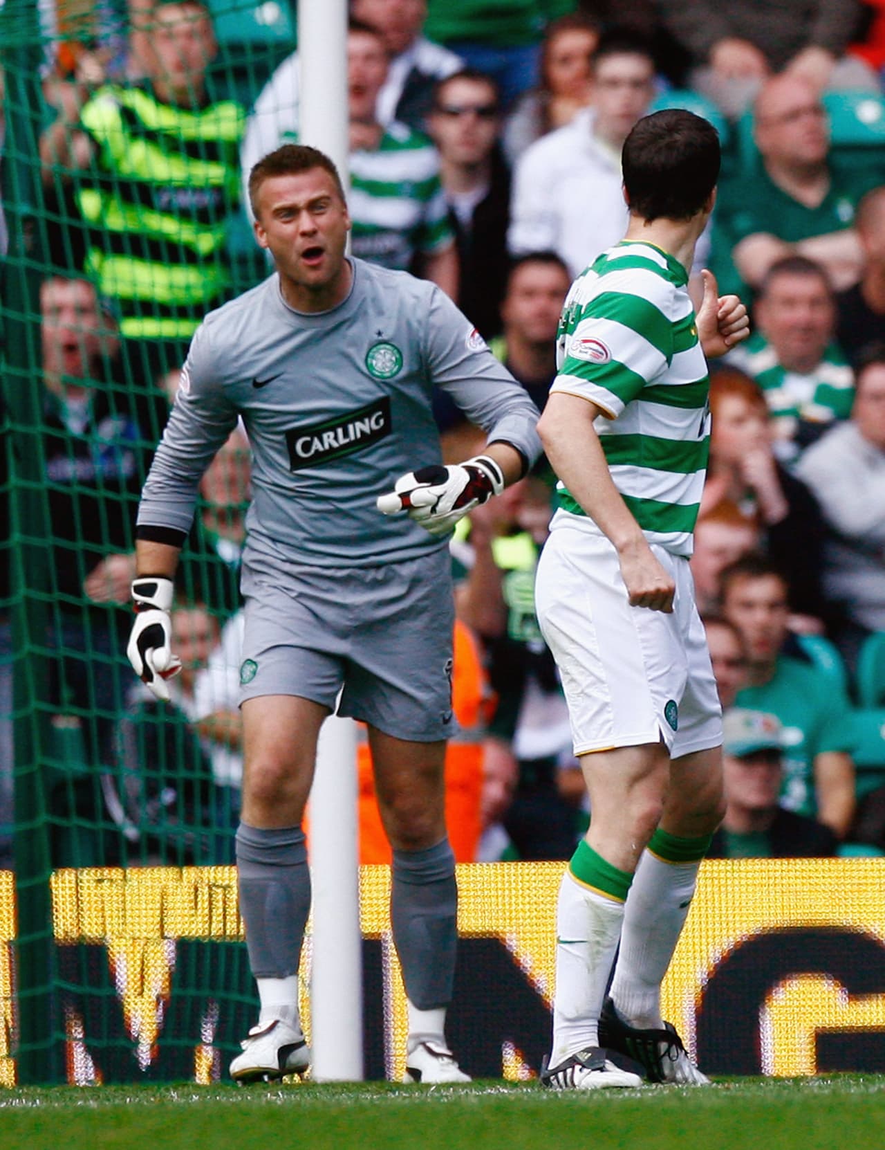 A pesar de que los hinchas escoceses son pasionales, no hay rejas que separen las gradas del campo de juego en el Celtic Park. Esto es signo de pasión bien encauzada.