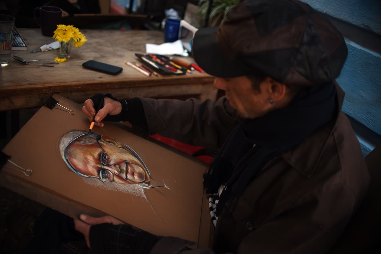 Un hombre hace un dibujo del rostro del papa Francisco en San Cristóbal de las Casasl, Chiapas.