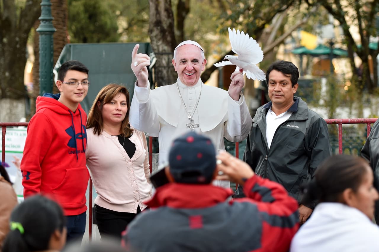 En San Cristóbal de las Casas una estatua de cartón del papa Francisco aparece en medio de la plaza principal.