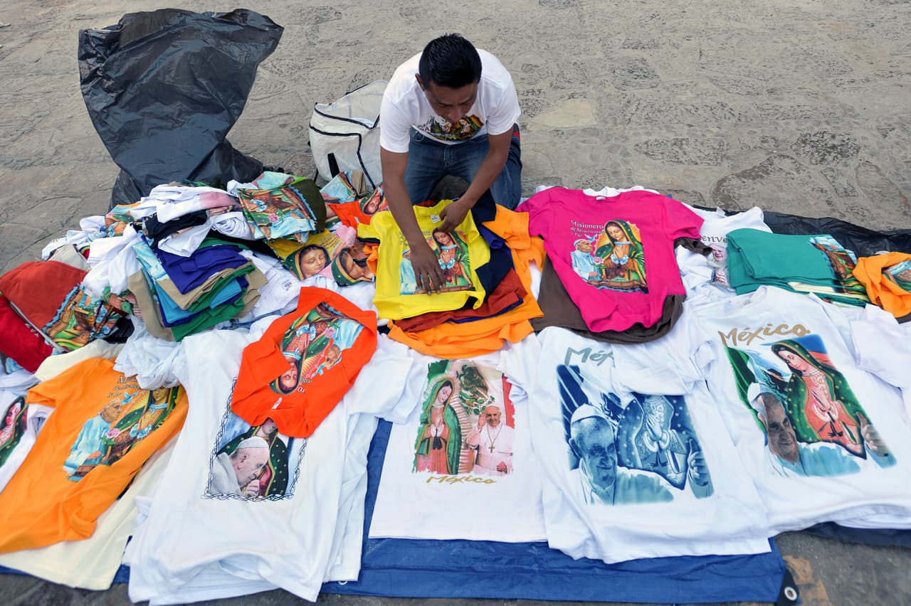 Este hombre aprovecha para vender camisetas alusivas al papa Francisco y a la Virgen de Guadalupe.