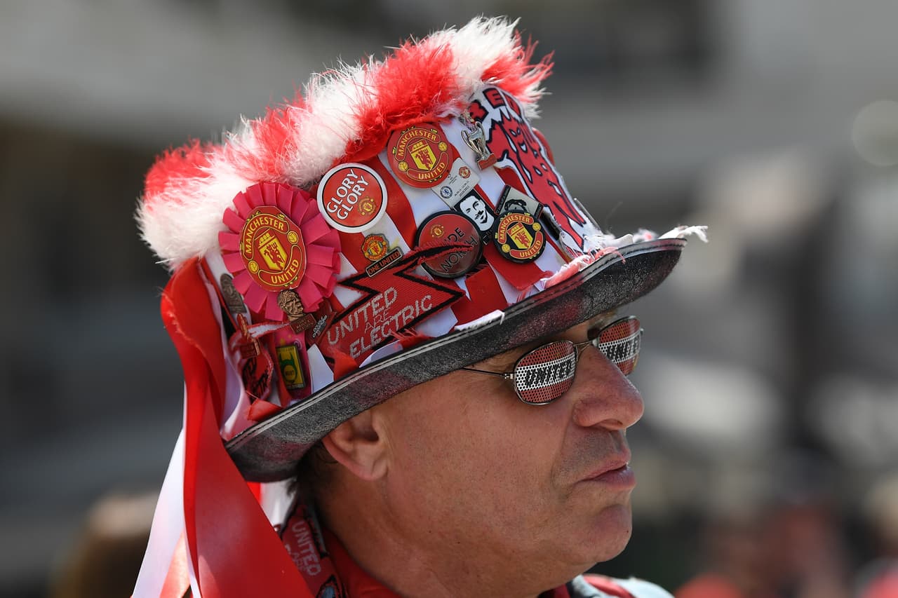 Como es costumbre, los aficionados se vistieron acorde a la ocasión y, come este, algunos rozaron lo exagerado.