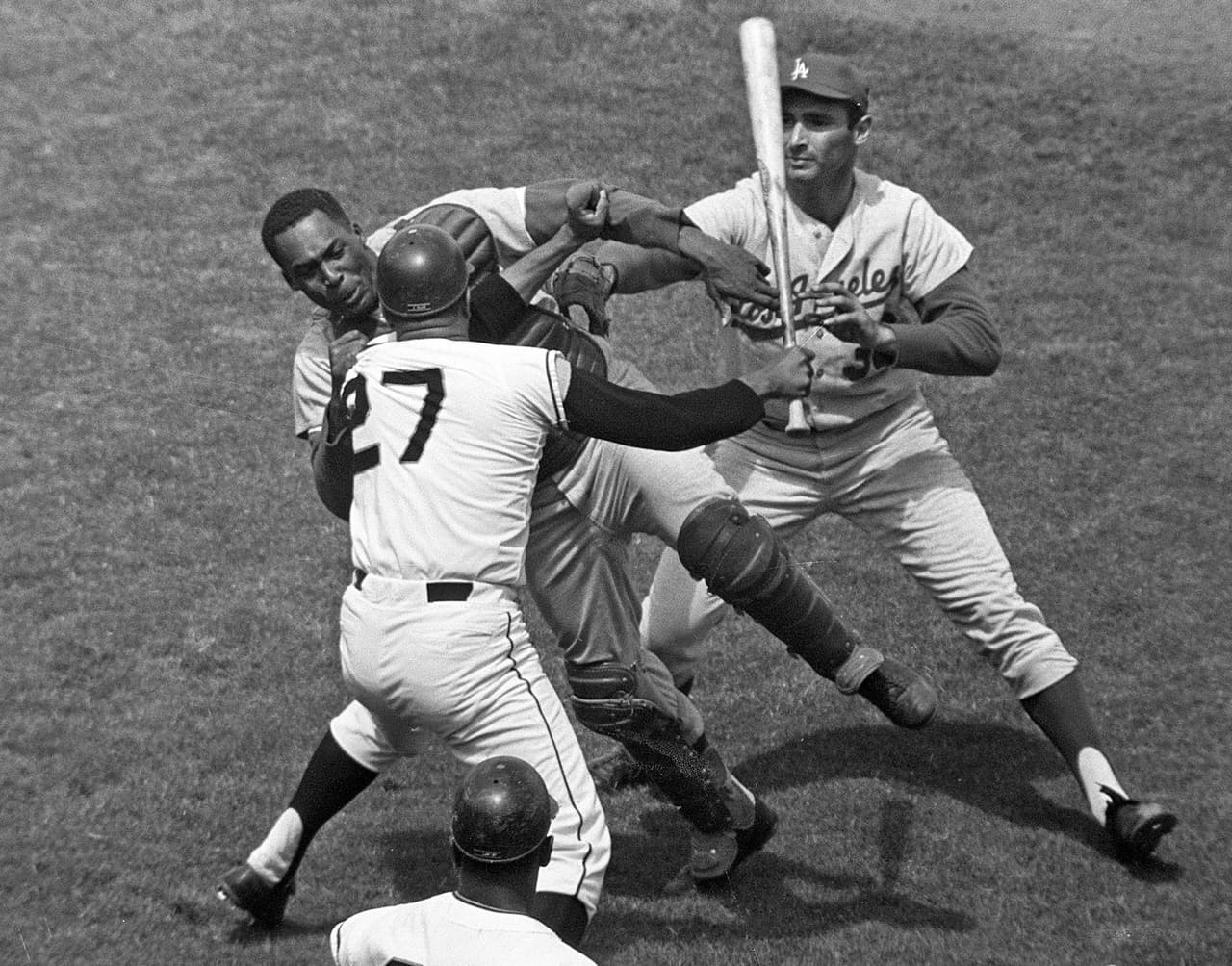 2. Giants vs. Dodgers (22 de agosto de 1965).- Juan Marichal golpeó a dos bateadores de los Dodgers con lanzamientos pegados. Sandy Koufax respondió lanzando arriba de la cabeza de Willie Mays. Cuando Marichal llegó al plato, se enojó porque pensaba que el cátcher Johnny Roseboro le estaba pidiendo a Koufax que lanzara hacia su cabeza. Marichal golpeó después a Roseboro. Afortunadamente nadie salió gravemente lesionado.