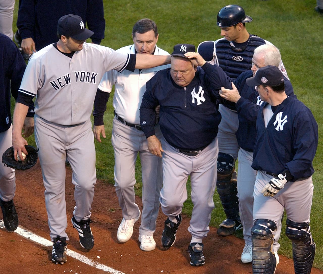 5. Yankees vs. Red Sox (11 de octubre del 2003).- Tras un pelea inicial entre Pedro Martínez y Karim García, los ánimos estaban caldeados en esta rivalidad. Cuando Boston vino al bat, fue Roger Clemens quien golpeó a Manny Ramírez. Las bancas se vaciaron y el coach de 72 años Don ‘El Soldadito’ Zimmer buscó a Martínez quien lo agarró y lo tiró al polvo. Parecía que en aquella época estos equipos se peleaban cada año.