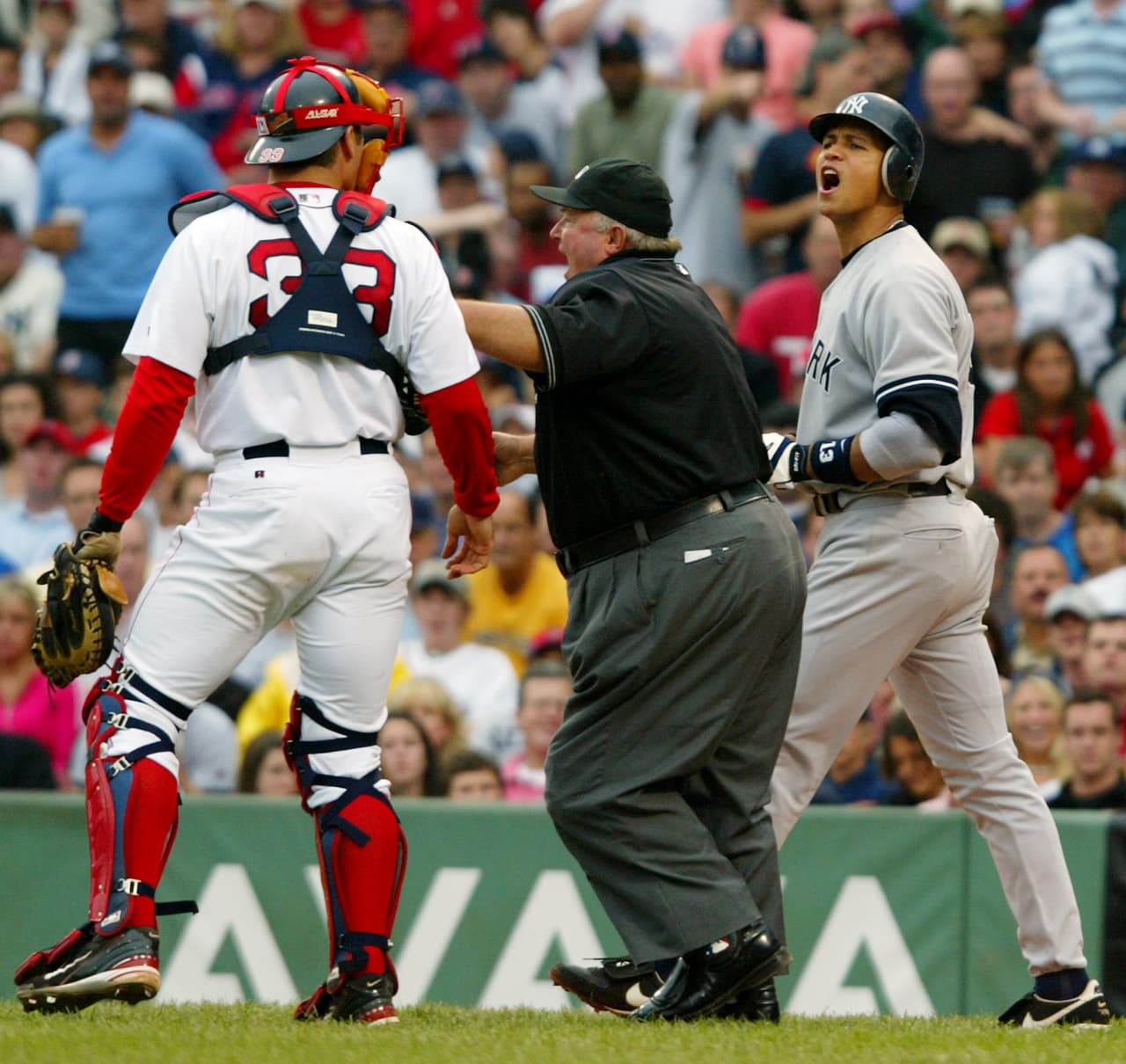 7. Yankees vs. Red Sox (24 de julio del 2004).- El pitcher de Boston Bronson Arroyo golpeó a Alex Rodríguez en su primer año con los Yankees tras llegar de los Rangers. ‘A-Rod’ caminaba hacia la primera base viendo a Arroyo y gritándole gorserías, el cátcher Jason Varitek lo golpeó en la cara y las bancas se quedaron vacías. El controversial tercera base de los ‘Bombarderos del Bronx’ aprendió rápido de esta gran rivalidad.