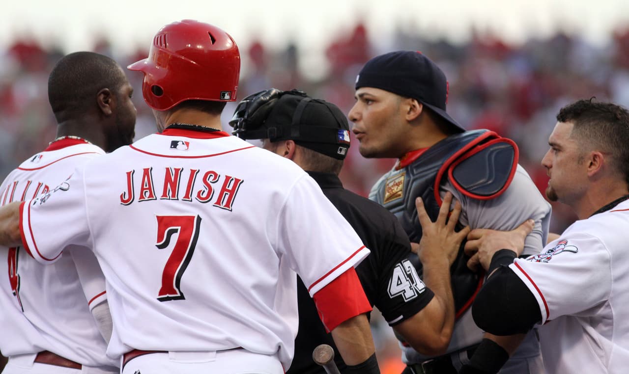 8. Reds vs. Cardinals (10 de agosto del 2010).- "Todo lo que los Cardinals hacen es quejarse de todo", había dicho un día antes el segunda base de los Reds Brandon Phillips y en su primer turno al bat, Phillips tocó con el madero al cátcher Yadier Molina, quien esperó a que Phillips regresara y lo encaró, se vaciaron las bancas y Jason LaRue de St. Louis terminó con una conmosión cerebral tras la pelea.