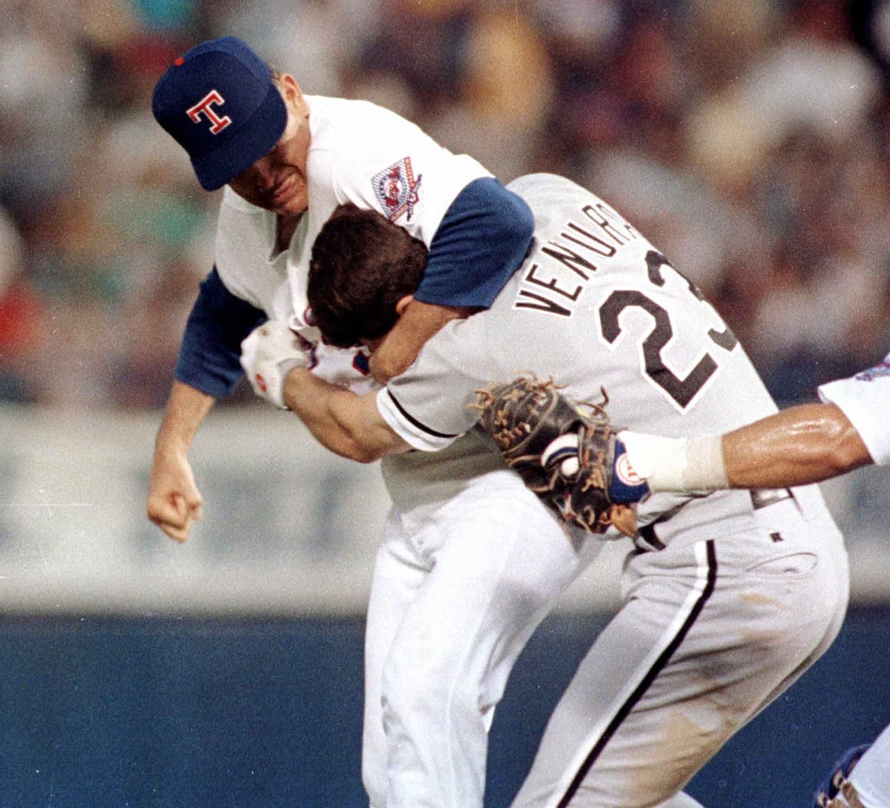 9. White Sox vs. Rangers (4 de agosto de 1993).- Robin Ventura es el actual manager de los White Sox, pero en 1993 fue golpeado por un lanzamiento del mítico Nolan Ryan, decidió envestir a la lomita, pero Ryan a sus 46 años de edad lo tomó de la cabeza y lo sometió por completo a pesar de ser 20 años menor. Ventura acabó avergonzado.