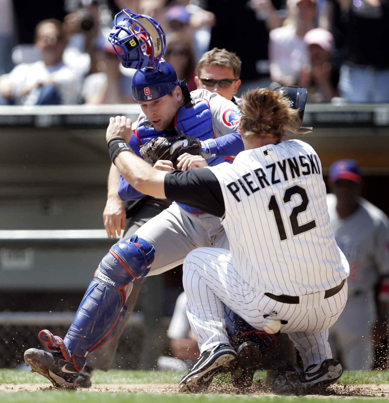 10. Cubs vs. White Sox (20 de mayo de 2006).- Desde que inició la tradición de Juegos Interligas, la rivalidad de la ciudad de Chicago entre Cubs y White Sox se intensificó, pero nunca como aquel juego en el que en un elevado de sacrificio, A.J. Pierzynski tackleó al cátcher Michael Barrett intentando anotar, Barrett se levantó y golpeó en la cara a Pierzynski. El cátcher de los Cubs fue suspendido 10 juegos.