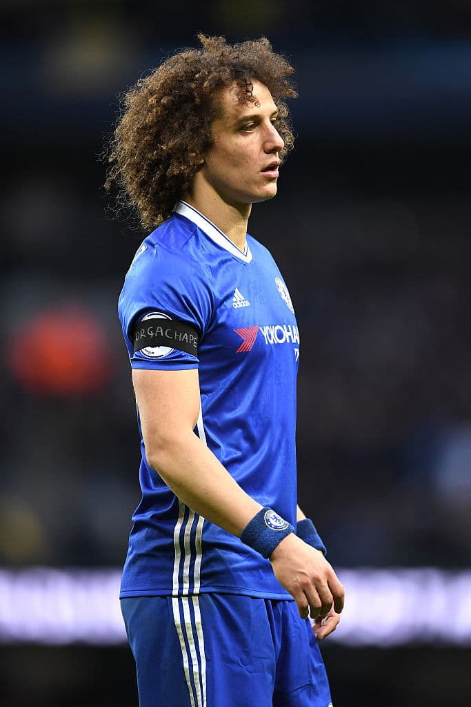 Además los jugadores del Chelsea saltaron al campo con un brazalete en señal de luto que conservaron a lo largo del partido como aquí lo enseña el brasileño David Luiz.