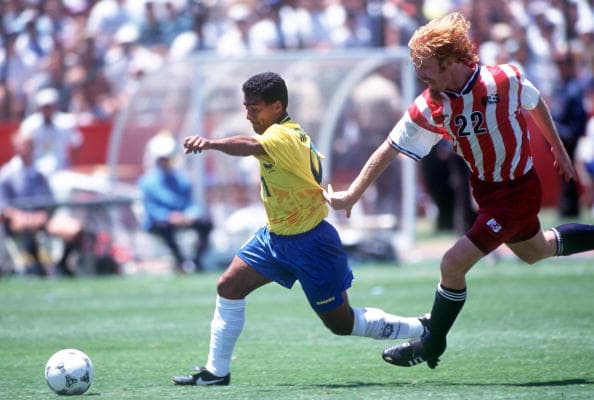 Romario pelea una pelota con el estadounidense Alexi Lalas
