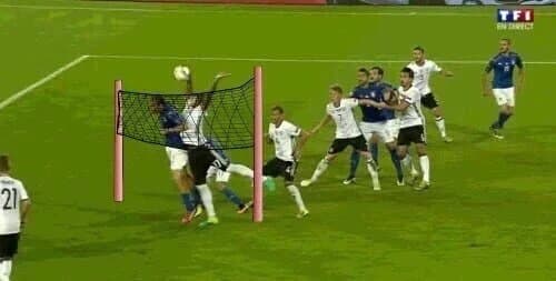 Los usuarios en las redes sociales hicieron mofa de la postura poca ortodoxa con la que el defensa alemán atacó la pelota para el penal con el que empató la Azzurra.