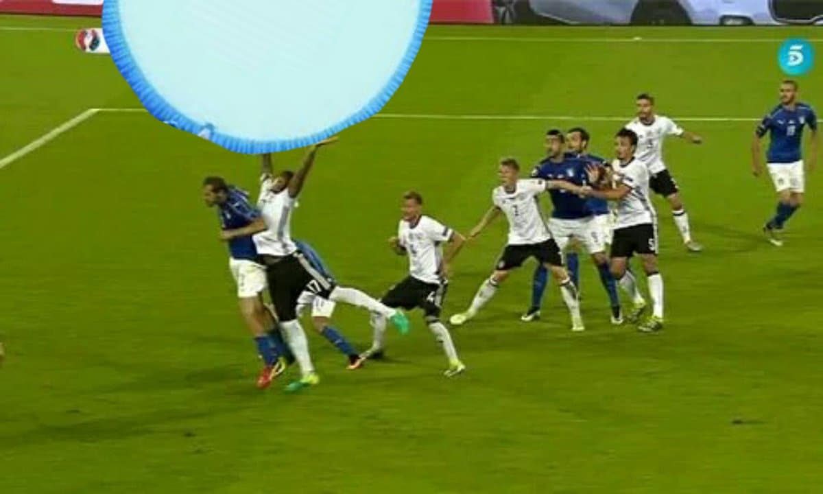 Los usuarios en las redes sociales hicieron mofa de la postura poca ortodoxa con la que el defensa alemán atacó la pelota para el penal con el que empató la Azzurra.