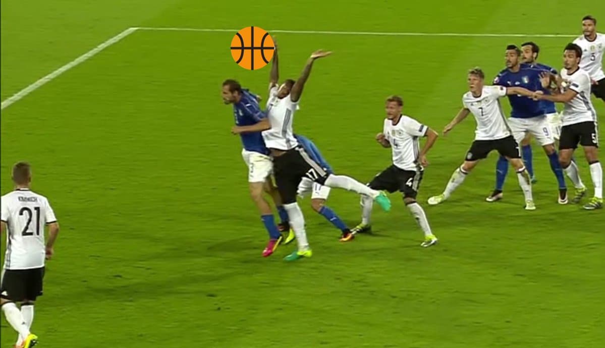 Los usuarios en las redes sociales hicieron mofa de la postura poca ortodoxa con la que el defensa alemán atacó la pelota para el penal con el que empató la Azzurra.