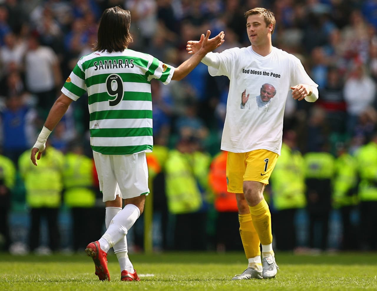 Sin embargo, Boruc no es un intolerante religioso. En esta imagen aparece con su compañero en el Celtic, el griego Georgios Samaras. En Grecia la religión mayoritaria es el cristianismo ortodoxo griego.