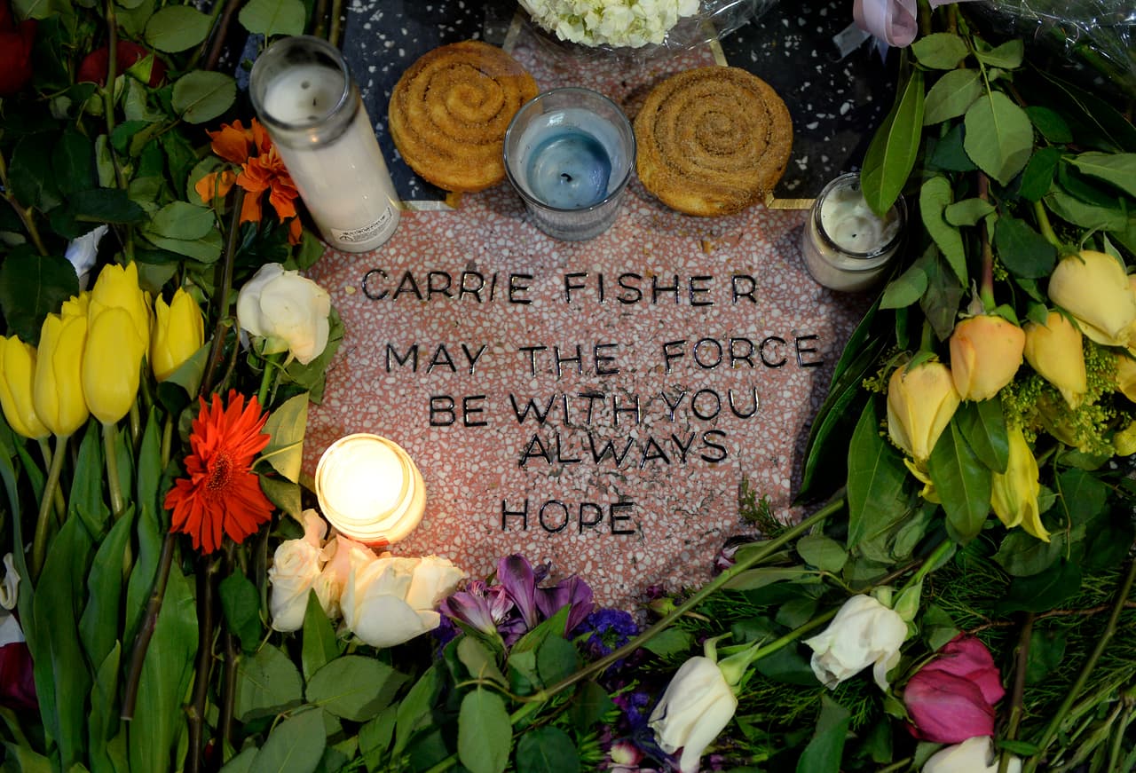 Bajo dos roscas de canela que recuerdan a la princesa Leia, la estrella lee: "Carrie Fisher, que la fuerza te acompañe siempre. Esperanza".