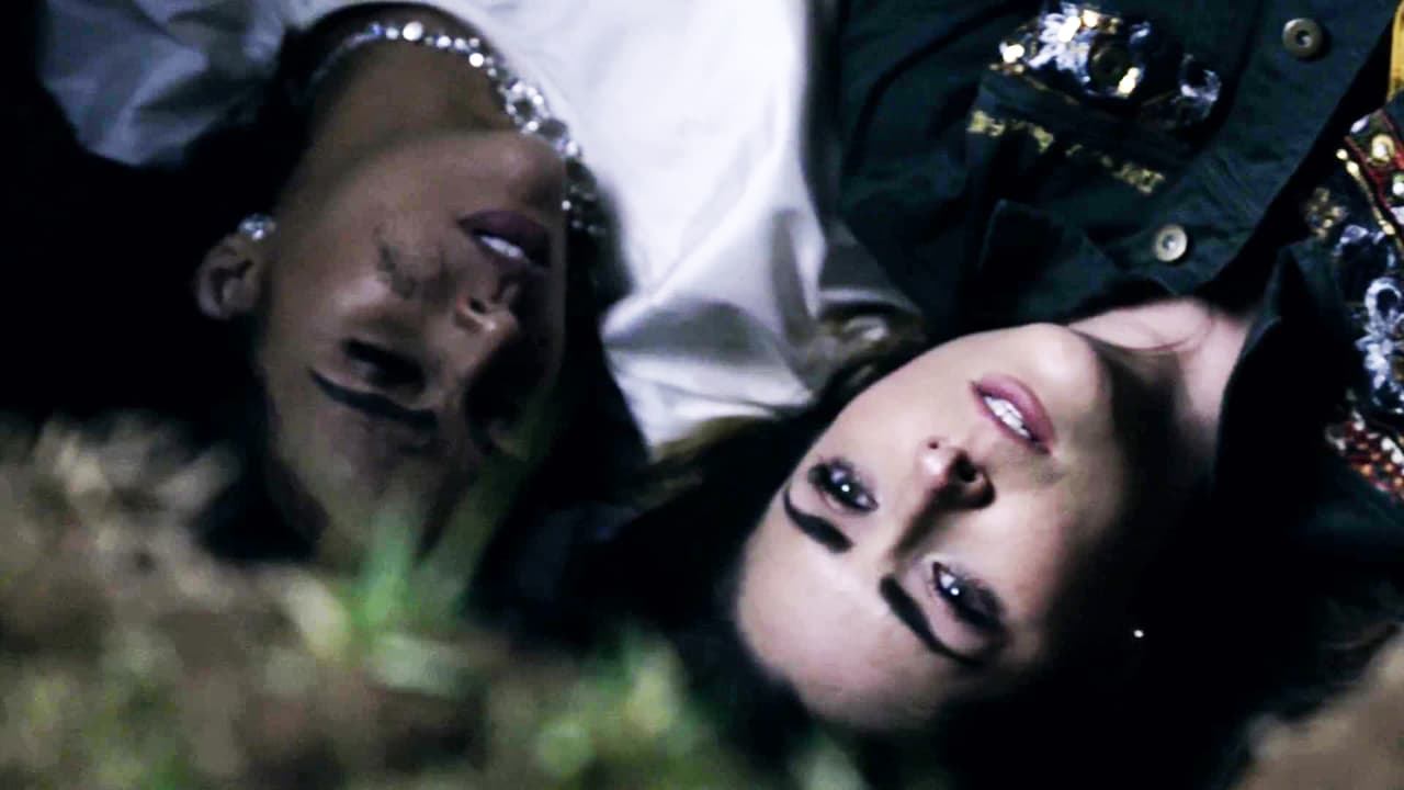 Lo que nunca se imaginó es que ella tendría un inesperado encuentro con la verdadera
<b><a href="http://www.univision.com/novelas/la-doble-vida-de-estela-carrillo/ariadne-diaz-es-estela-carrillo-en-la-doble-vida-de-estela-carrillo">Estela Carrillo</a></b>, personificada por
<b>Sara Corrales</b>. Después de caminar a oscuras por el panteón,
<b><a href="http://www.univision.com/novelas/la-doble-vida-de-estela-carrillo/la-doble-vida-de-estela-carrillo-laura-y-ryan-encontraron-viva-a-la-verdadera-estela-carrillo-escena-del-dia-video">Laura cayó en una de las tumbas y descubrió que estaba al lado de Estela</a></b>.