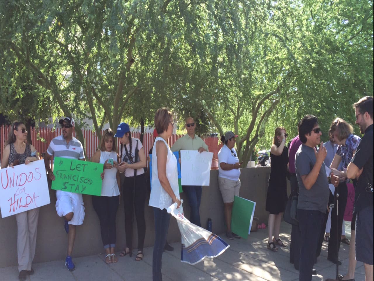 Inmigrantes que estuvieron en refugio participaron de la protesta con carteles pidiendo un paro a las deportaciones