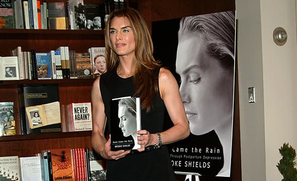 La actriz Brooke Shields sufrió de depresión postparto y compartió su experiencia en el libro “Down Came the Rain”.