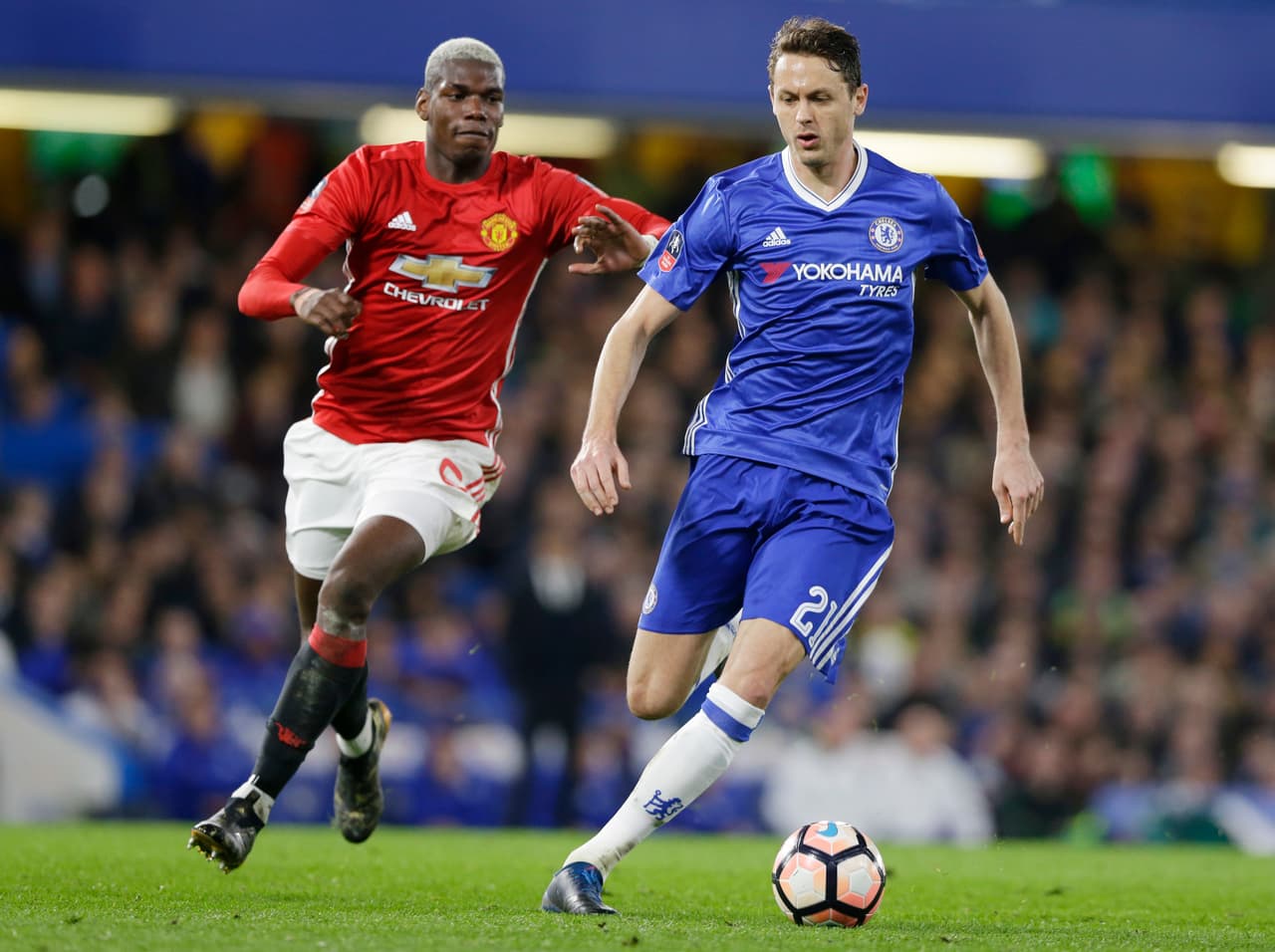 Nemanja Matic daría un golpe en la mesa de transferencias al pasar del Chelsea al Manchester United.