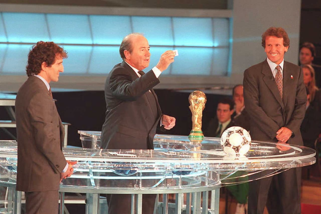 En 1998 Blatter tomó la silla principal en FIFA y aún se investigan las acusaciones de que pagó 50 mil a delegados africanos.