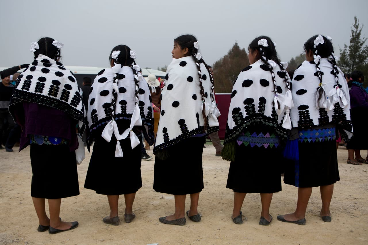 Un grupo de mujeres indígenas con sus tradicionales jorongos.