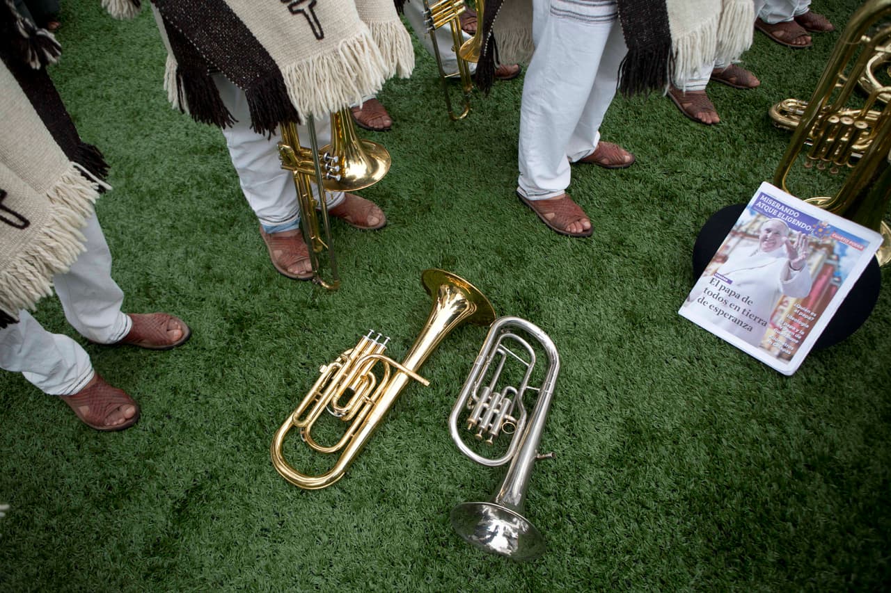 Músicos indígenas esperan la misa en San Cristóbal de las Casas.