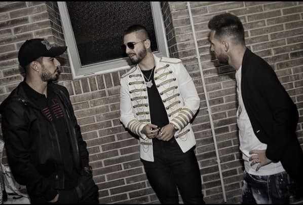 Durante su más reciente gira por España, Maluma recibió la visita de dos grandes estrellas del futbol, los jugadores del Barcelona de España: Luis Suárez y Lionel Messi.