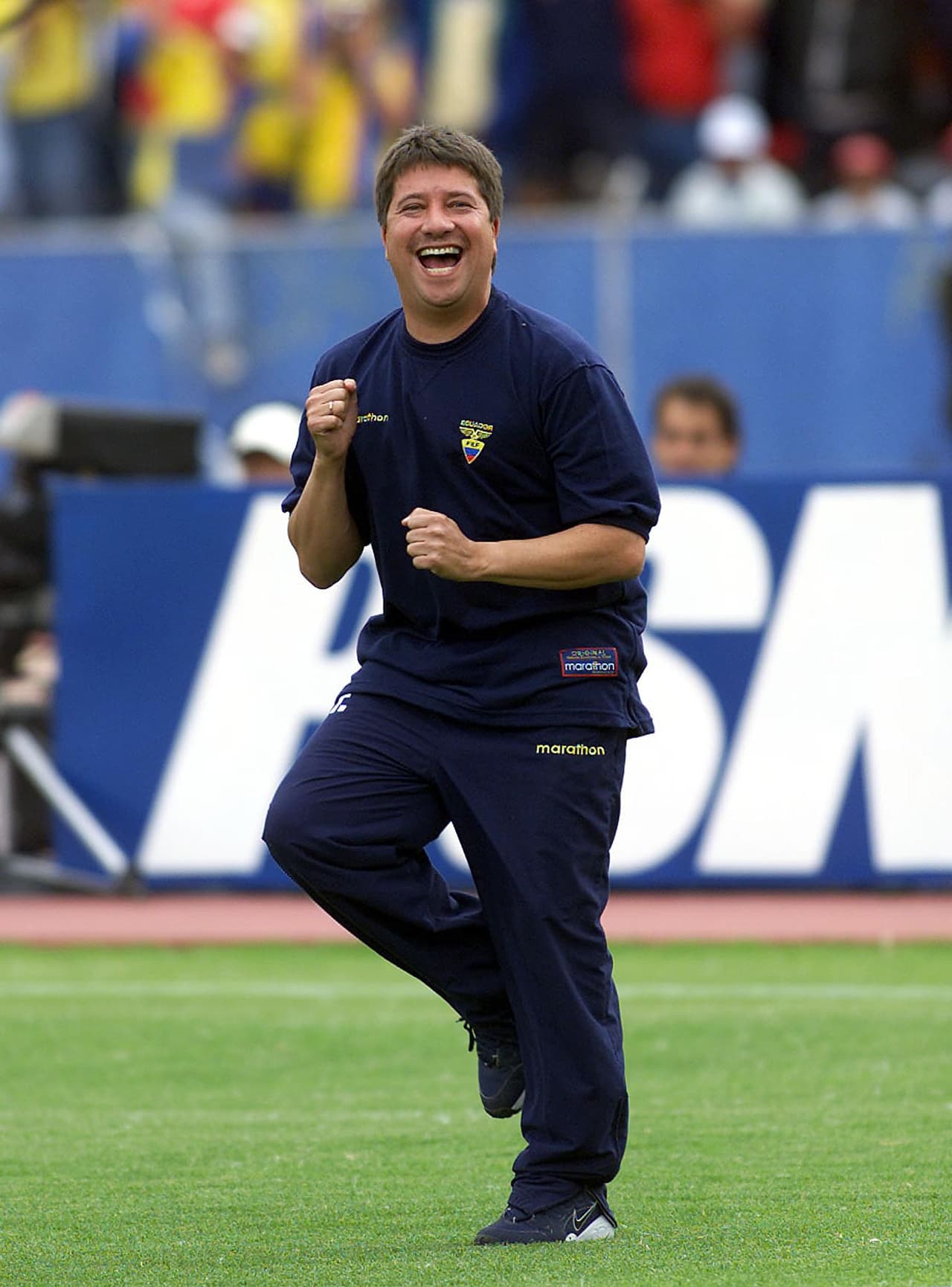 'Bolillo' ganó el pulso y llevó a Ecuador a su primer Mundial en Corea-Japón 2002, donde no pasó de la primera ronda. En 2004, saldría del equipo tras una mala Copa América y diferencias con los directivos.