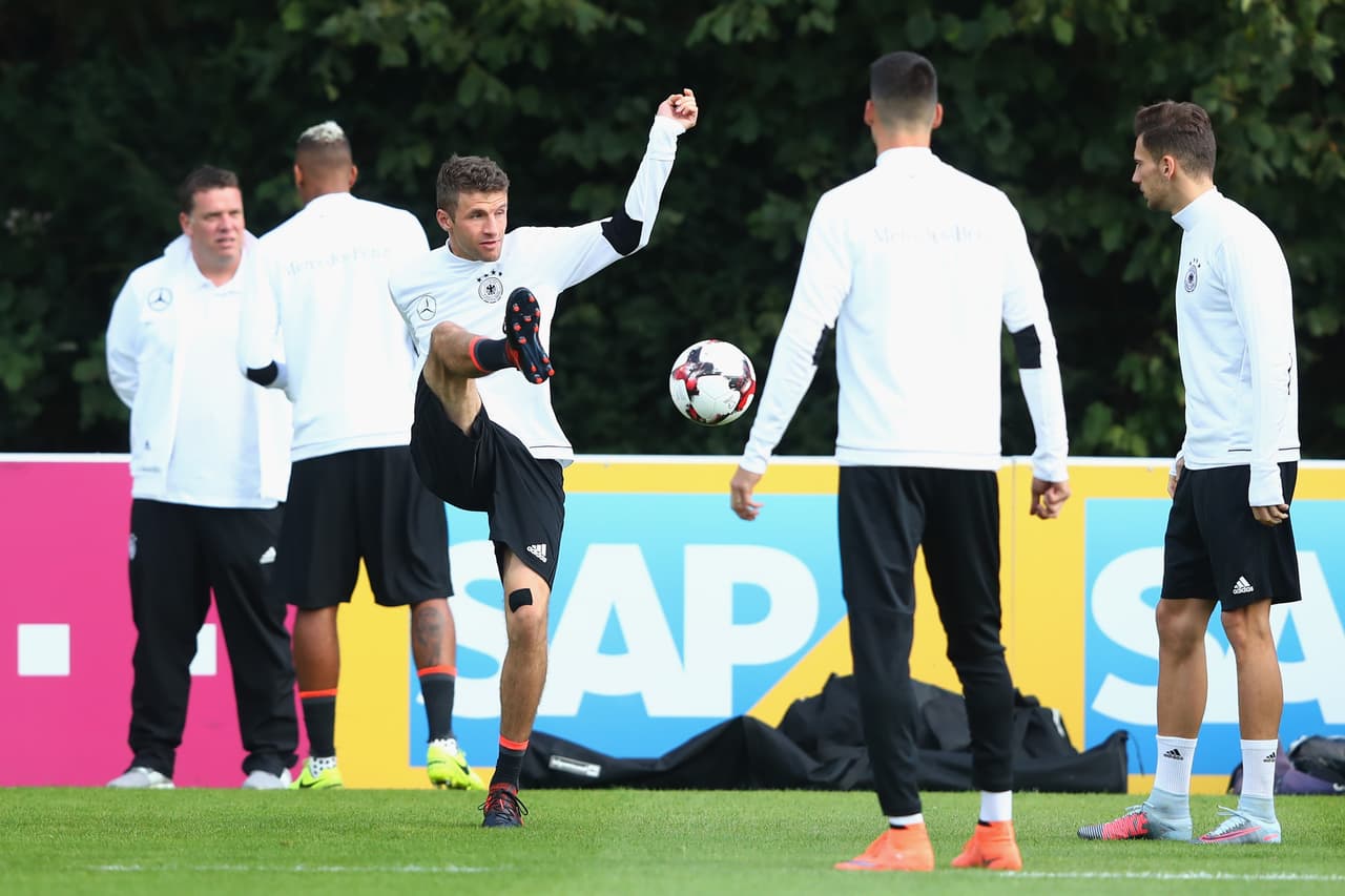 Un empate dejará a Alemania con el cupo directo al Mundial de Rusia. Sus partidos serán ante Irlanda del Norte y Azerbaiyán. Thomas Müller y sus compañeros ya entrenaron esta semana con miras al objetivo.