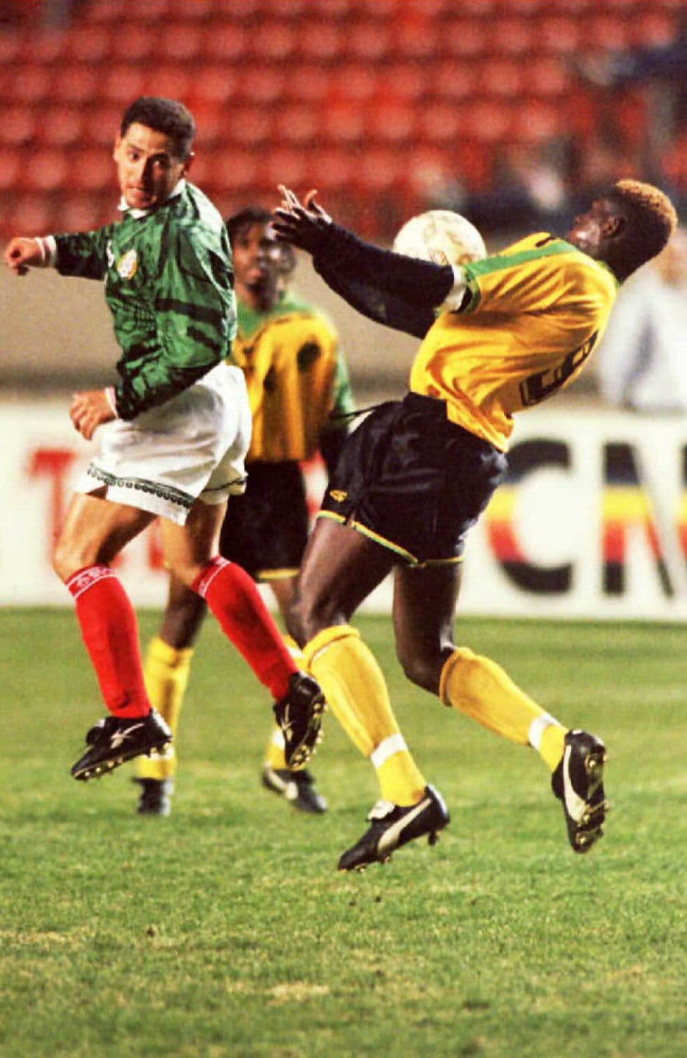 México no avanzó como primer lugar de grupo al hexagonal, pues cayó de visita 1-0 con Jamaica en Kingston.