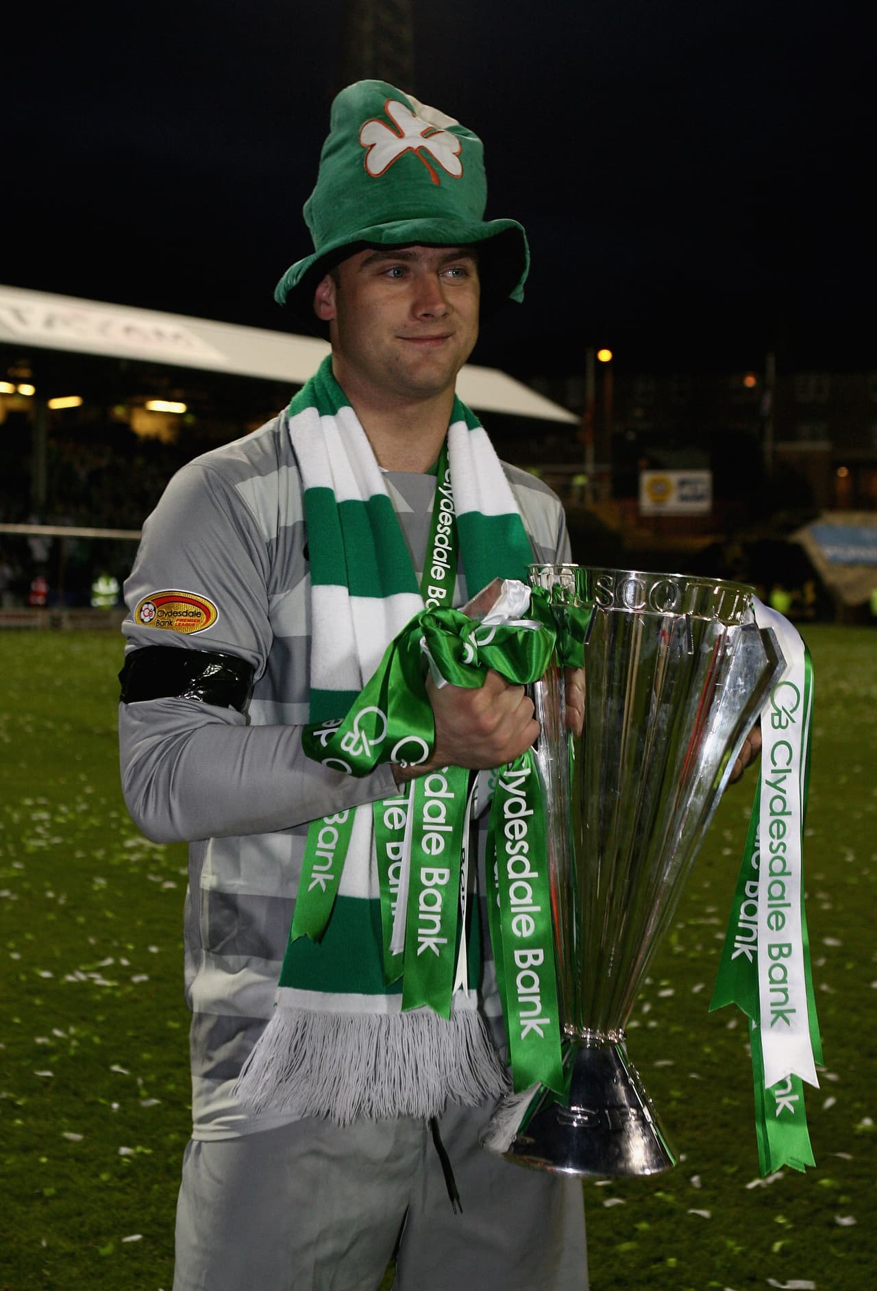 Los hinchas del Celtic suelen usar sombreros irlandeses más identificados con las festividades de San Patricio, patrono de Irlanda, que con San Jorge, patrono de la Gran Bretaña.