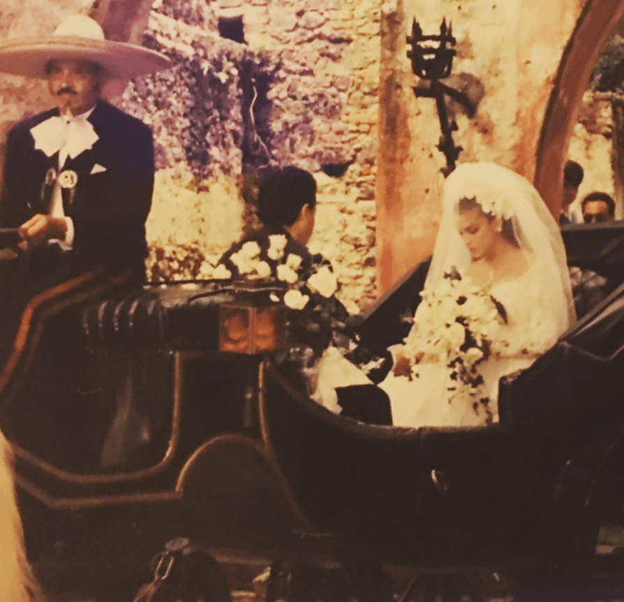 Bibi Gaytán llegó en una carreta a la iglesia y su papá la entregó en el altar.