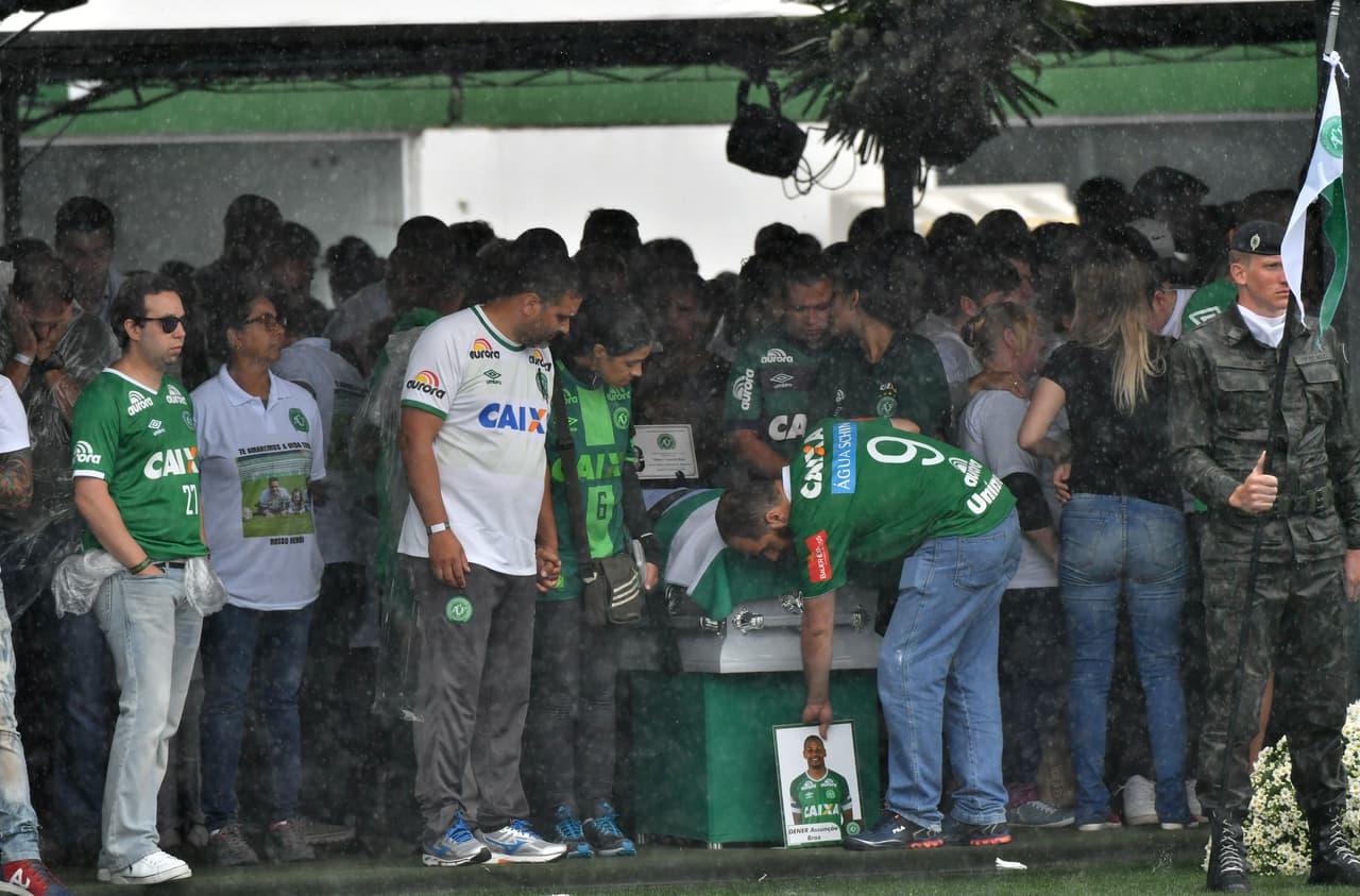 Más de 100,000 personas se dieron cita en el estadio del equipo para recibir los cuerpos de los futbolistas que fallecieron en el accidente aéreo.