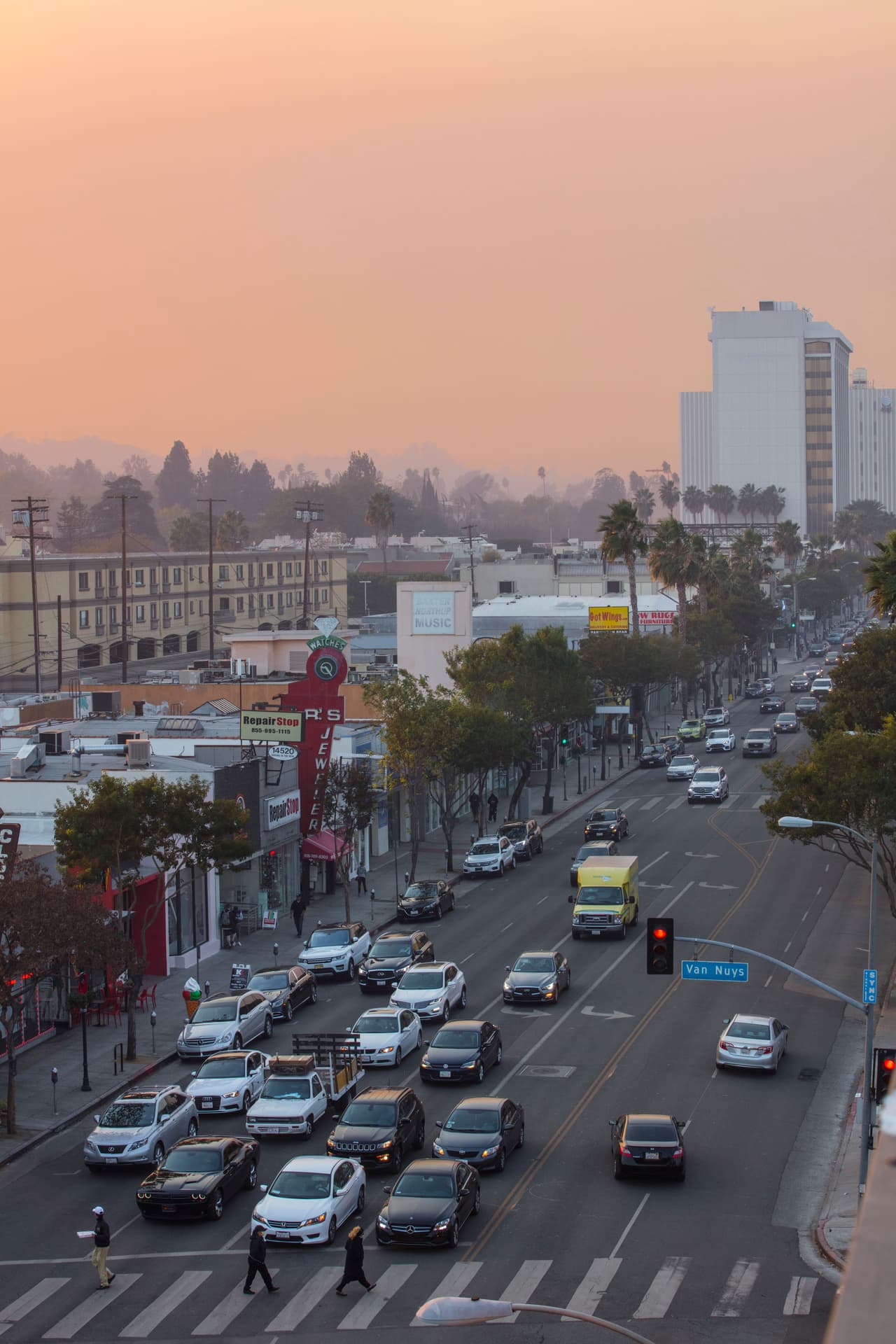 El incendio se desplaza desde el norte hacia Sherman Oaks, al noroeste de Los Ángeles.