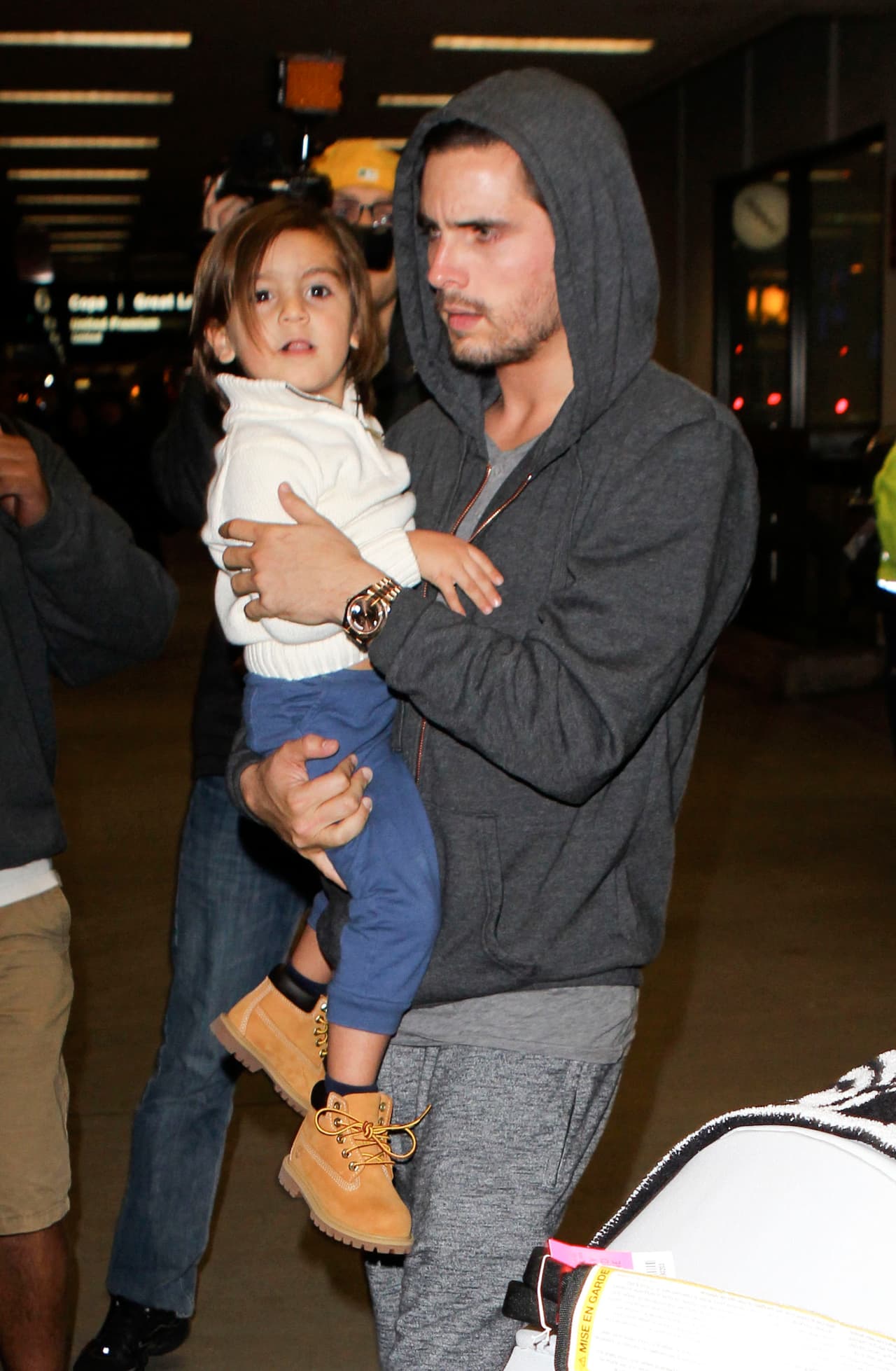 También puedes probar en tu hijo los colores típicos, como mezclar pantalones azules con botas color piel. ¡El truco es experimentar!