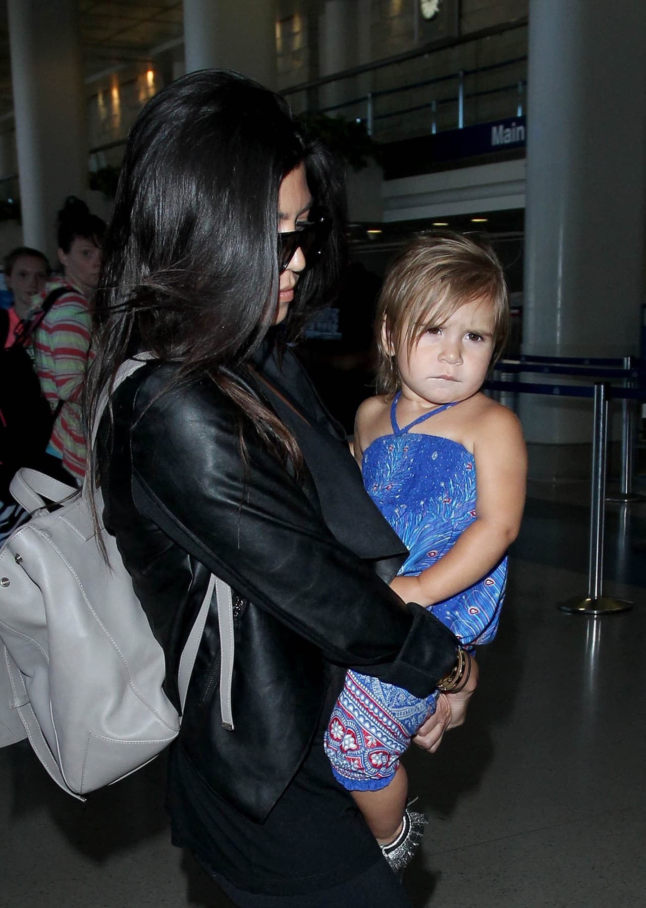 Los vestidos halter son los favoritos de Penelope, pues añaden un toque glamuroso con sólo un detalle. Si tu pequeña los prueba, ya no querrá vestir otra cosa para ir al colegio.