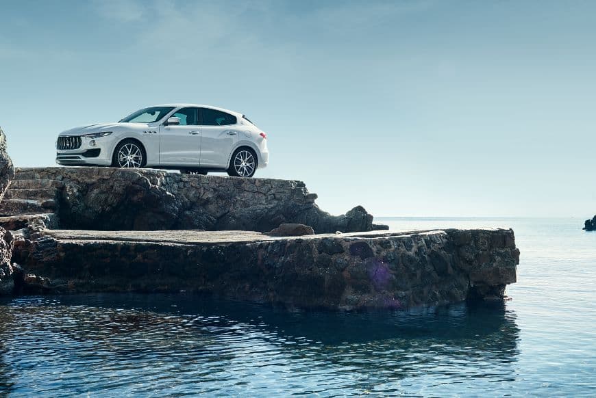 Este SUV de Maserati lleva un motor V6 de 3.0 litros que se desdobla en dos variantes: una turbodiésel de 250 o 275 caballos de fuerza, y una más potende de dos turbocargadores que llega a 430 caballos.