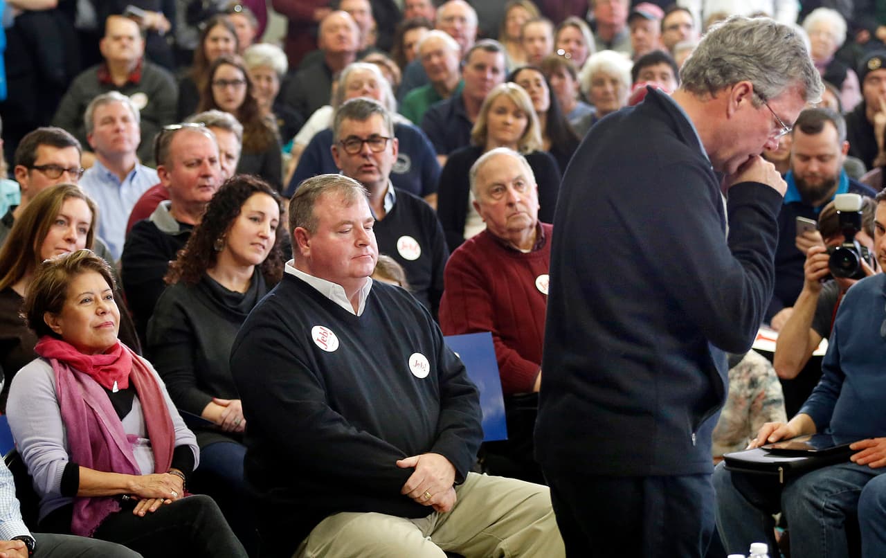 Columba, esposa de Jeb Bush (izqda.), le escucha hablar sobre drogas