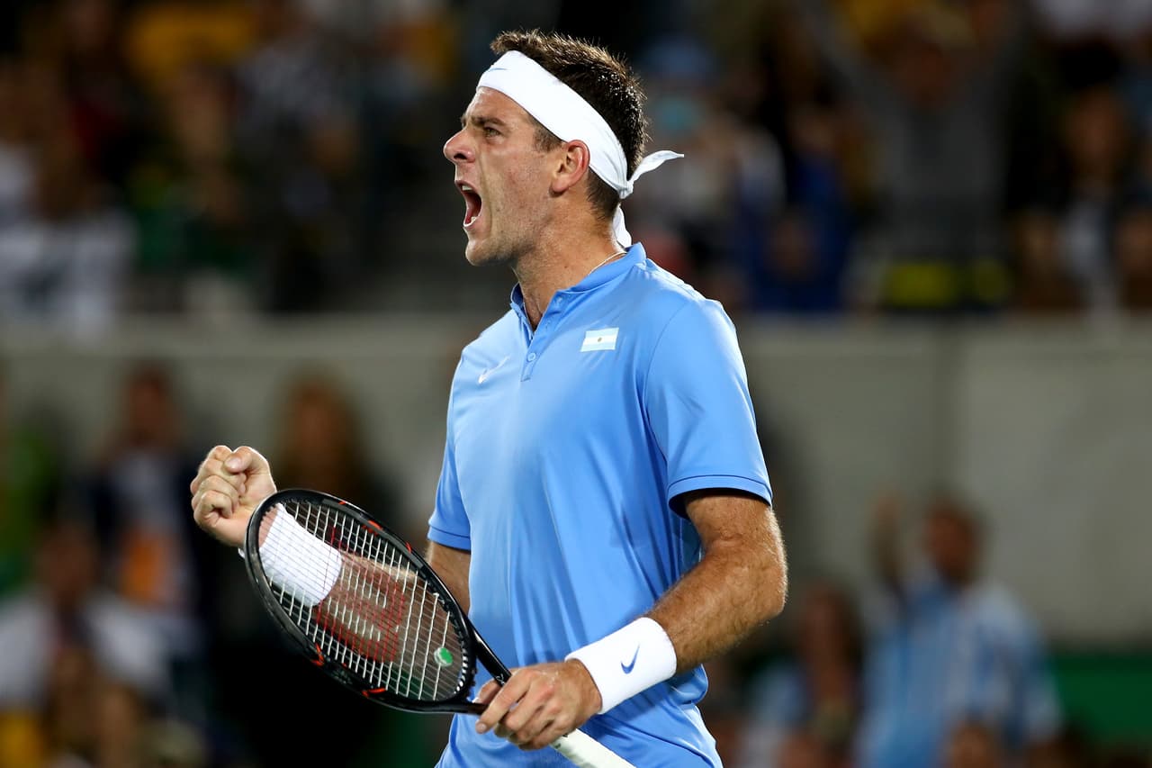 El argentino Juan Martín Del Potro dio la gran sorpresa y venció 7-6(4), 7-6(2) al serbio Novak Djokovic, el número uno del mundo, en el tenis individual masculino. Del Potro también superó a Djokovic en el partido por el bronce hace cuatro años en Londres 2012.