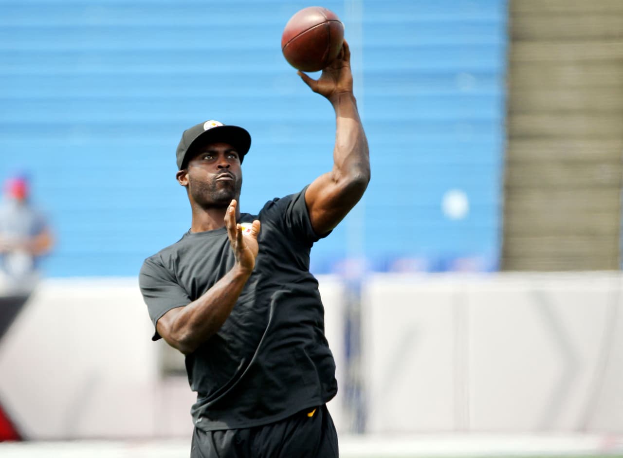 Pittsburgh Steelers quarterback Michael Vick warms up before a preseason NFL football game against the Buffalo Bills on Saturday, Aug. 29, 2015, in Orchard Park, N.Y. (AP Photo/Bill Wippert)