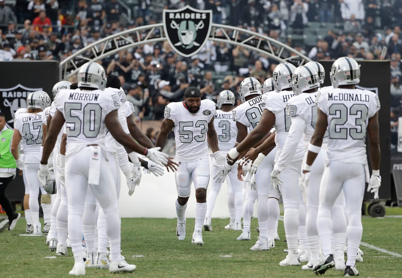 NaVorro Bowman hizo su debut como jugador de Raiders y todos los jugadores de Oakland lo recibieron como la figura defensiva que es en la liga.