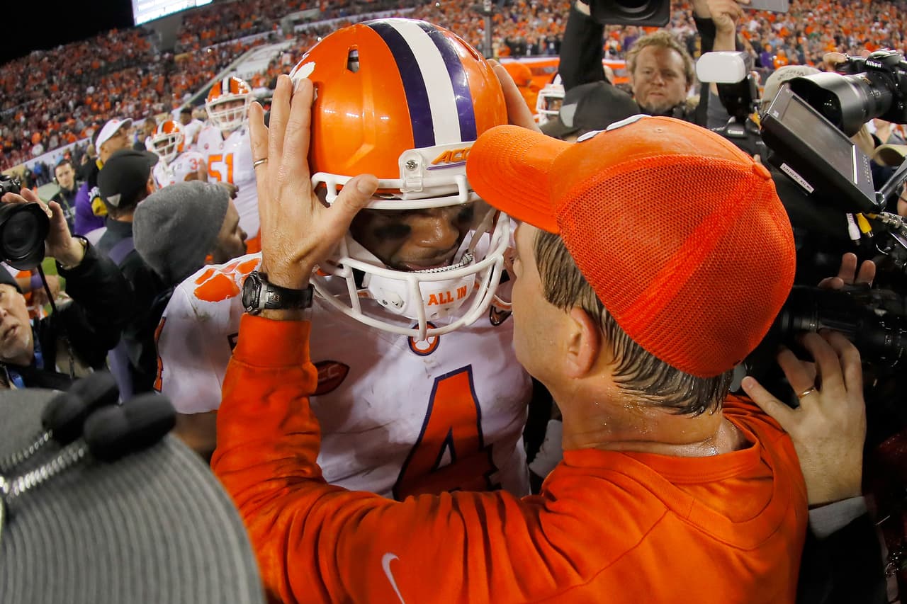 El mariscal de campo Deshaun Watson abraza al entrenador en jefe Dabo Swinney de los Tigres de Clemson después de derrotar al Alabama Crimson Tide 35-31 para ganar el Campeonato Nacional 2017 del College.
