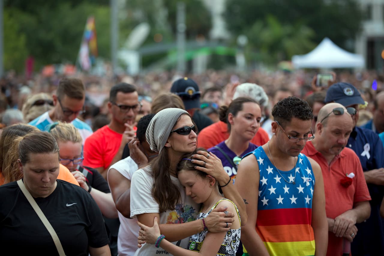 Los habitantes de la ciudad por fin en la calle. Una multitudinaria manifestación en la céntrica plaza del Dr Phillips performing arts center de Orlando.