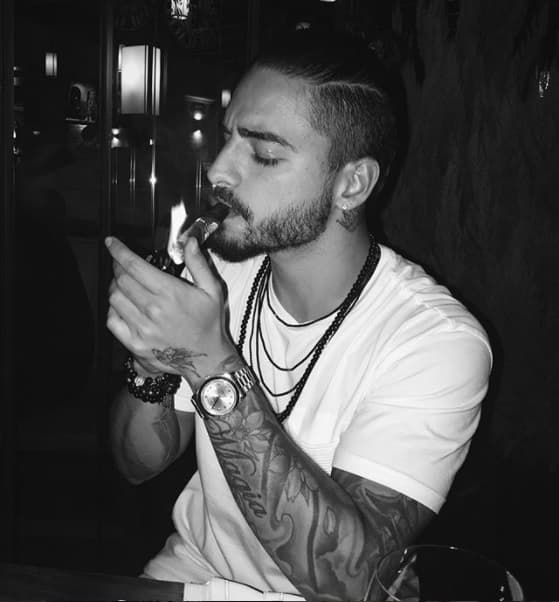 No impoorta si comparte una fotografía fumando un puro. Él recibe miles de like en su cuenta de Instagram, en la que tiene casi 30 millones de seguidores.