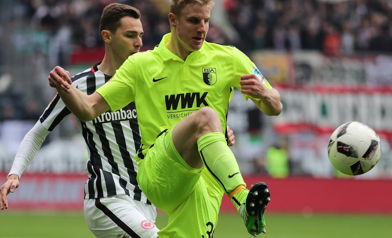 Ausgburg aprovechó la desorganización del local y anotó su gol al minuto 9 por medio de Jeffrey Gouweleeuw.