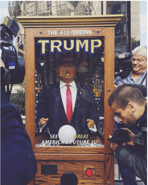 Junto al Trump International Hotel, en la plaza de Columbus Circle en Nueva York aparició esta intervención artística anónima de un Donald Trump que adivinaba el futuro. Puesto dentro de una cabina de cristal, el candidato robotizado lanzaba frases polémicas, como "cuando sea presidente, vamos a tener una guerra nuclear espectacular".