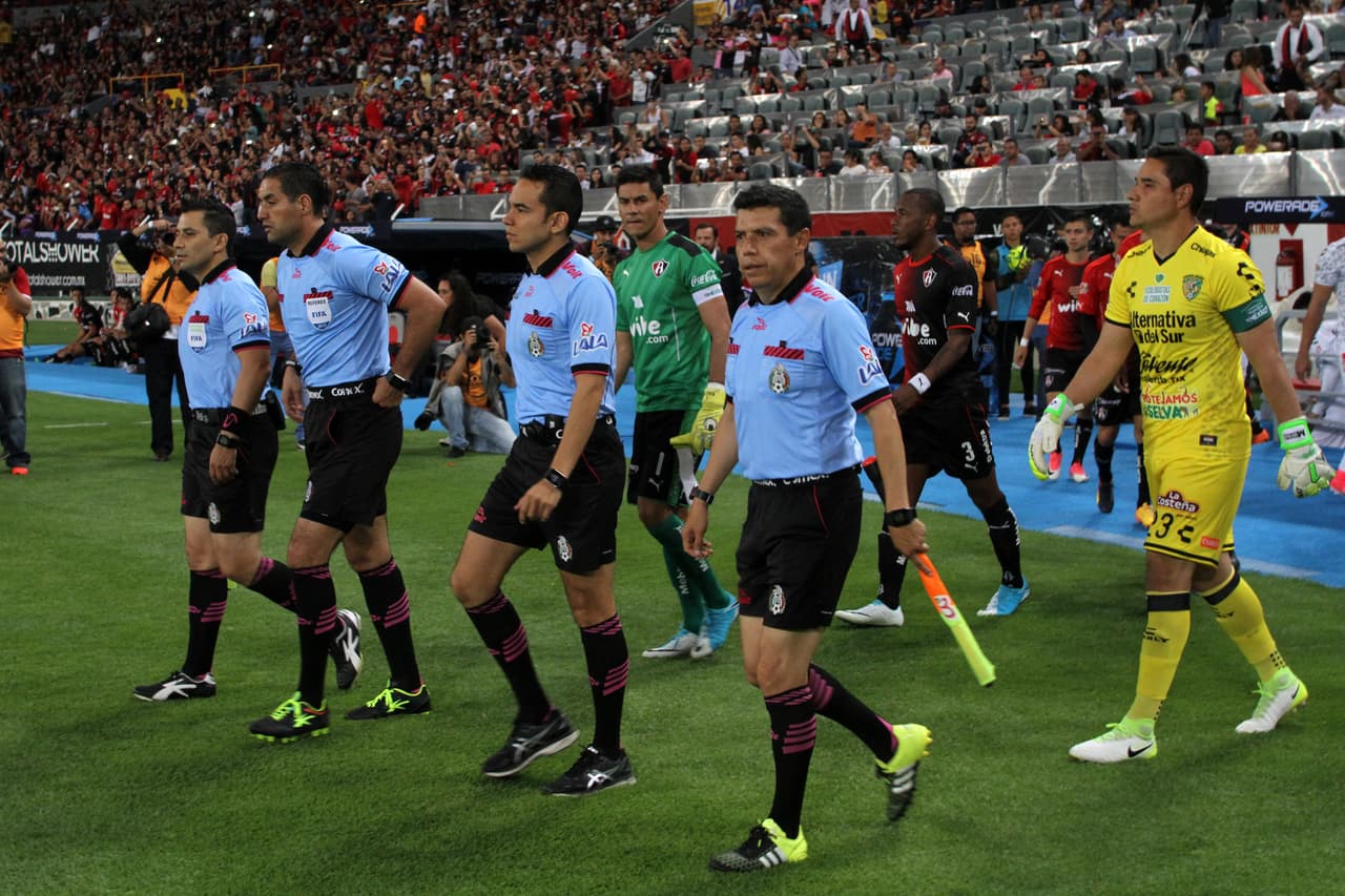 Los equipos entraron al terreno de juego para disputar el último encuentro del Clausura 2017.